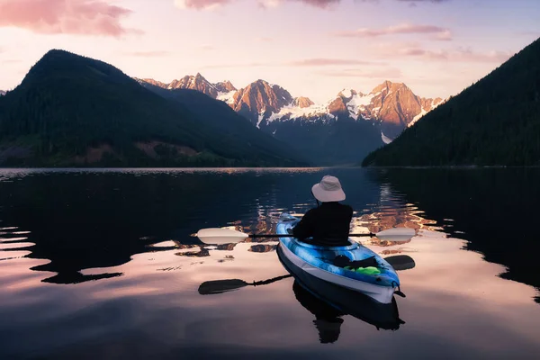 Kajakfahren im Wasser, umgeben vom wunderschönen kanadischen Gebirge — Stockfoto