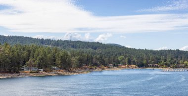 Güneşli bir günde Güzel Körfez Adaları manzarası.