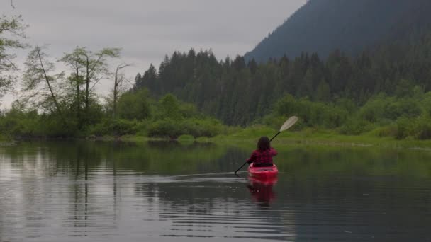 Dobrodružství Kavkazský Dospělý Žena kajak v červené kajaku — Stock video