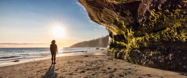 Adventurous Woman at Mystic Beach on the West Coast of Pacific Ocean — Stock Photo, Image