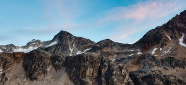 Rocky Dağlarındaki Canlı Renkli Buzul Gölü Manzarası