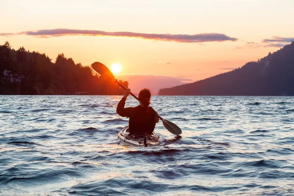 Mulher aventurosa no mar Caiaque remando no Oceano Pacífico — Fotografia de Stock