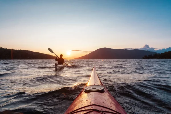 Femme aventureuse en kayak de mer pagayant dans l'océan Pacifique — Photo