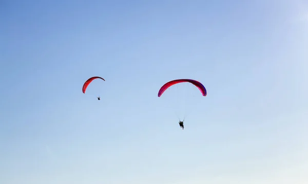 Adventurous people Paragliding around the Canadian mountains — Stock Photo, Image