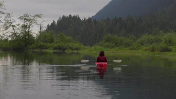 Äventyr Vit Vuxen Kvinna Kajakpaddling i Röd Kajak — Stockvideo