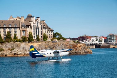 Victoria Limanı 'ndaki Harbour Air Seaplane. Güneşli yaz gününde..