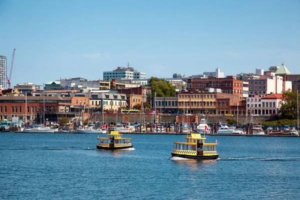 Taxi acqueo nel centro di Victoria Harbour durante la soleggiata giornata estiva. — Foto Stock