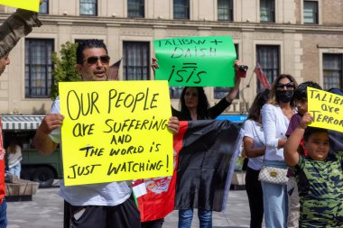 Taliban 'ın Özgür Afganistan' ı Sanat Galerisi 'nde protesto eden kalabalık..