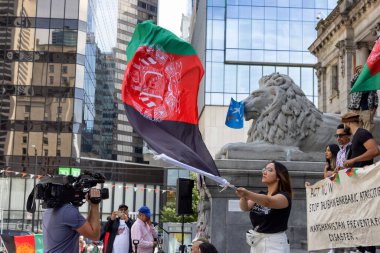 Taliban 'ın Özgür Afganistan' ı Sanat Galerisi 'nde protesto eden kalabalık..