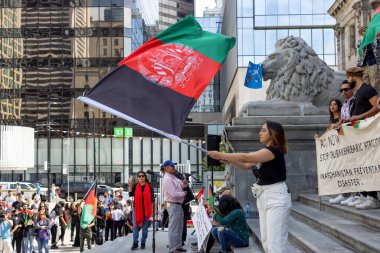 Taliban 'ın Özgür Afganistan' ı Sanat Galerisi 'nde protesto eden kalabalık..