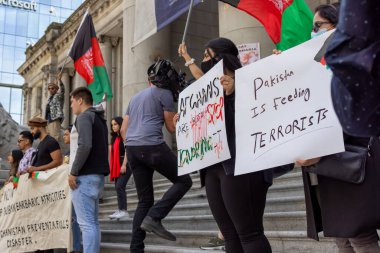Taliban 'ın Özgür Afganistan' ı Sanat Galerisi 'nde protesto eden kalabalık..