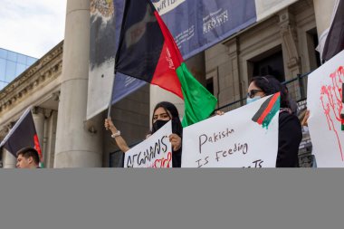 Taliban 'ın Özgür Afganistan' ı Sanat Galerisi 'nde protesto eden kalabalık..