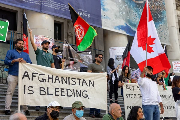 在艺术馆抗议塔利班解放阿富汗的人群. — 图库照片