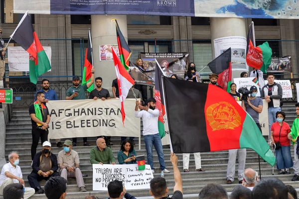 在艺术馆抗议塔利班解放阿富汗的人群. — 图库照片