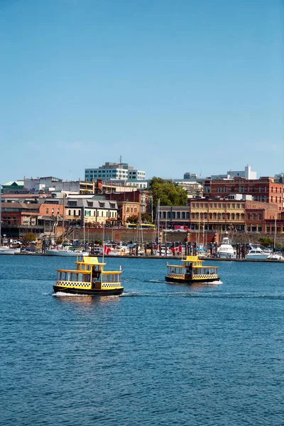 Taxi nautique dans le centre-ville Victoria Harbour pendant la journée ensoleillée d'été. — Photo