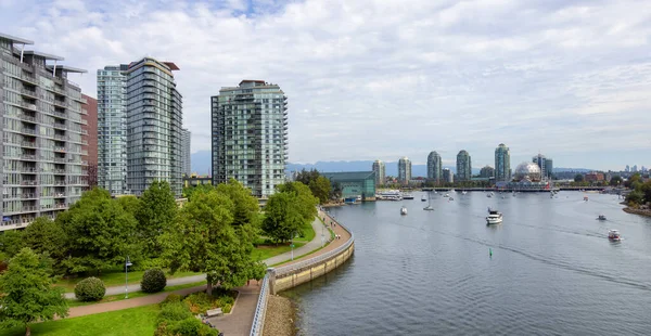 Flygfoto panoramautsikt över False Creek i en modern centrum stad — Stockfoto