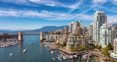 Vancouver 'daki Burrard Köprüsü ve False Creek manzarası
