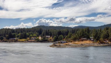 Güneşli bir günde Güzel Körfez Adaları manzarası.