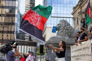 Taliban 'ın Özgür Afganistan' ı Sanat Galerisi 'nde protesto eden kalabalık..