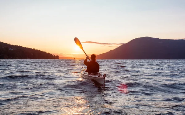 Mujer aventurera en el mar Kayak remando en el Océano Pacífico — Foto de Stock