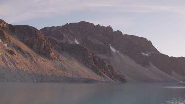 Vista panorámica del vibrante lago glaciar colorido en las montañas rocosas — Vídeos de Stock