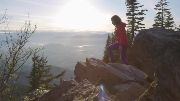 Aventurero caucásico adulto mujer senderismo en canadiense naturaleza — Vídeos de Stock