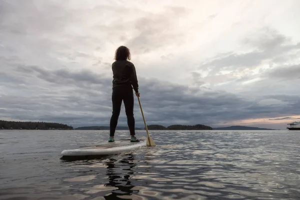 Abenteuerliche weiße kaukasische erwachsene Frau paddelt im Pazifik — Stockfoto