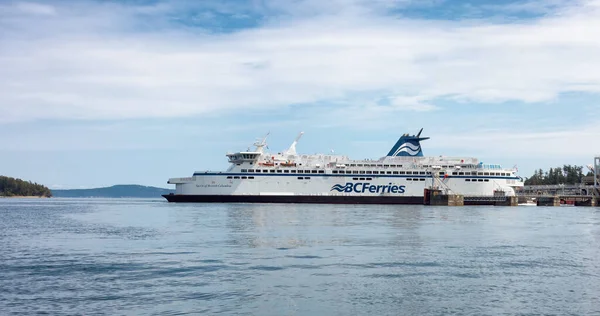 BC Ferries Σκάφος Φεύγοντας από τον Αεροσταθμό στον κόλπο Swartz κατά τη διάρκεια της ηλιόλουστης καλοκαιρινής ημέρας. — Φωτογραφία Αρχείου