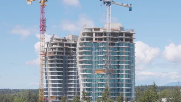 Construção de um novo edifício residencial Desenvolvimento em uma cidade moderna — Vídeo de Stock