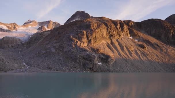 로키 산맥의 높은 곳에 있는 화강암으로 된 다채 로운 빙하 호수의 전경 — 비디오