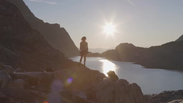 Aventurera mujer adulta caucásica Senderismo en la cima de una montaña rocosa canadiense — Vídeo de stock