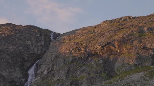 Vue panoramique du lac de glacier coloré vibrant dans les montagnes Rocheuses — Video