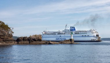Güneşli yaz gününde Swartz Körfezi 'ndeki Terminalden kalkan BC Feribotları.