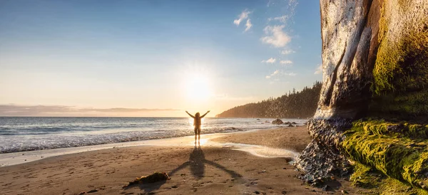 Adventurous Woman at Mystic Beach on the West Coast of Pacific Ocean — Stock Photo, Image