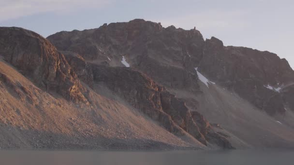Panoramiczny widok na żywe kolorowe jezioro lodowiec w Górach Skalistych — Wideo stockowe