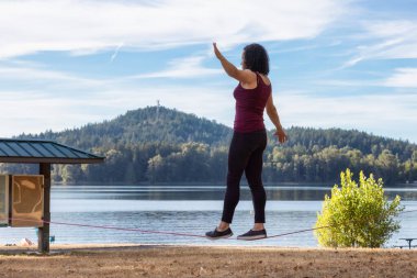 Maceracı Beyaz Kafkas Yetişkin Kadın Halat Çizgisi Üzerinde Yürüyor