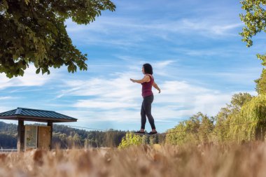 Maceracı Beyaz Kafkas Yetişkin Kadın Halat Çizgisi Üzerinde Yürüyor