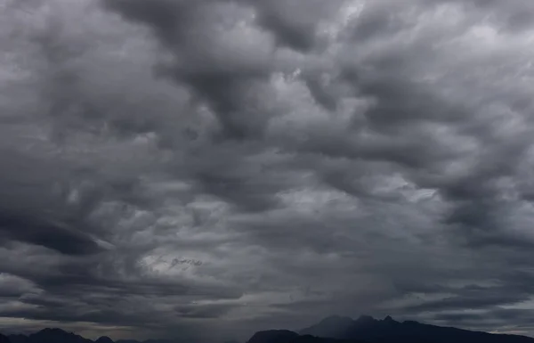 Dramatische dunkle Wolkenlandschaft über kanadischer Berglandschaft — Stockfoto