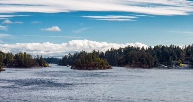 Güneşli bir günde Güzel Körfez Adaları manzarası.
