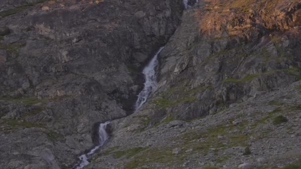 Vista panorámica del vibrante lago glaciar colorido en las montañas rocosas — Vídeos de Stock