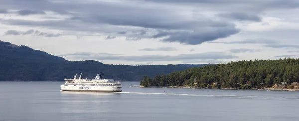 BC Ferries Boat Leaving the Terminal in Swartz Bay — Stock Photo, Image