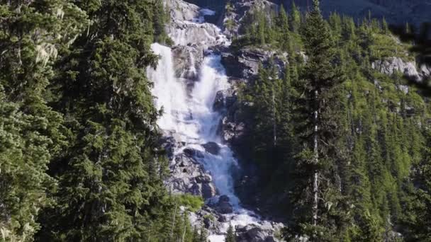 Cachoeira em cascata por um penhasco rochoso na paisagem natural canadense. — Vídeo de Stock