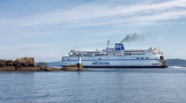 Güneşli yaz gününde Swartz Körfezi 'ndeki Terminalden kalkan BC Feribotları.