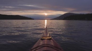 Pasifik Okyanusunda deniz kanosu kürek çekiyor..