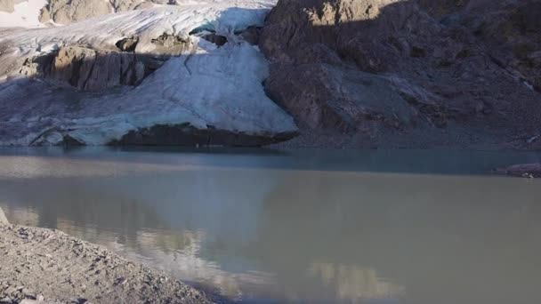 Vue panoramique du lac de glacier coloré vibrant dans les montagnes Rocheuses — Video