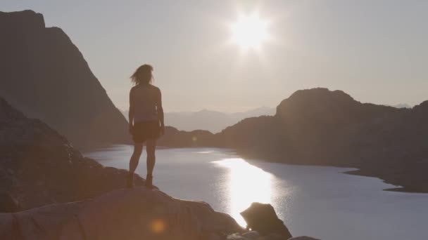साहसिक काकेशियन वयस्क महिला एक कनाडाई रॉकी माउंटेन के शीर्ष पर hiking — स्टॉक वीडियो