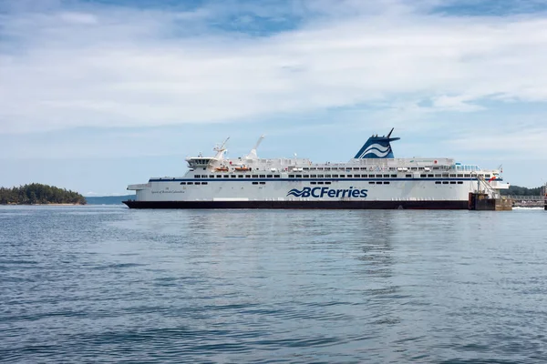 BC Ferries Boat Saliendo de la Terminal en Swartz Bay durante el soleado día de verano. — Foto de Stock