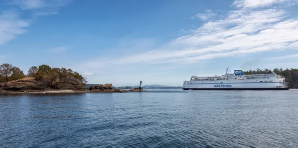 BC Ferries Σκάφος Φεύγοντας από τον Αεροσταθμό στον κόλπο Swartz κατά τη διάρκεια της ηλιόλουστης καλοκαιρινής ημέρας. — Φωτογραφία Αρχείου