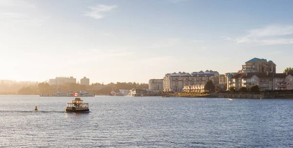 Vattentaxi i centrala Victoria Harbour — Stockfoto