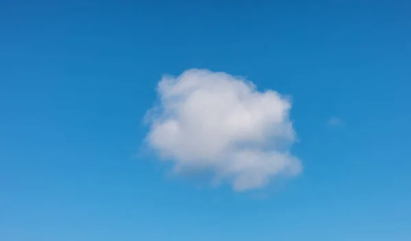 Panoramatický pohled na nadýchané bílé mraky s modrým nebem — Stock fotografie